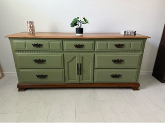 9-Drawer Dresser. 🚚Delivery Available