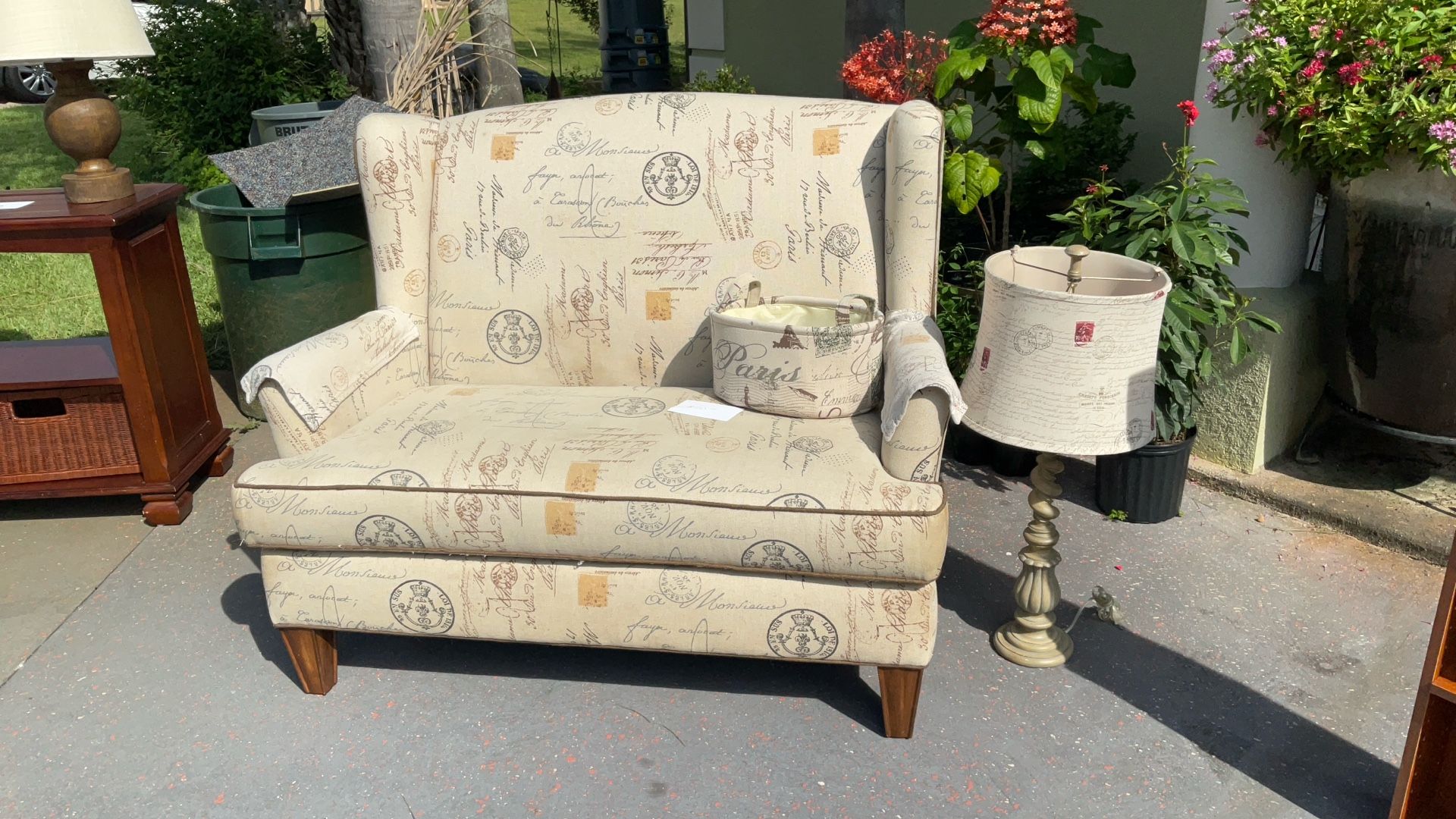 Loveseat Lamp And Basket