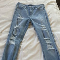 Hollister Ripped Jeans 7R