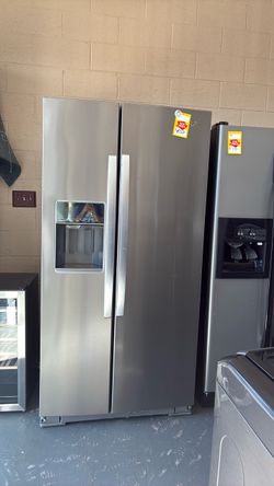 Nice like new Whirlpool stailenss steel side by side refrigerator