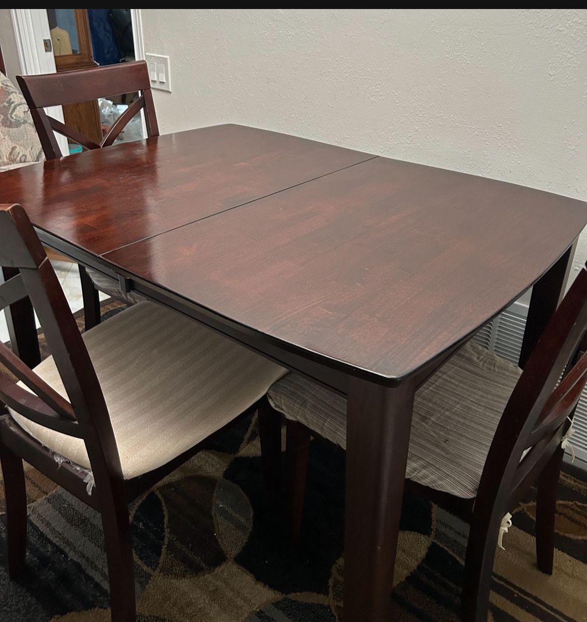 Expandable Dining/Kitchen Table & 4 Chairs 