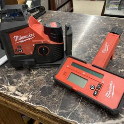 Milwaukee m12 cordless green 250ft 3-plane laser level kit battery and charger