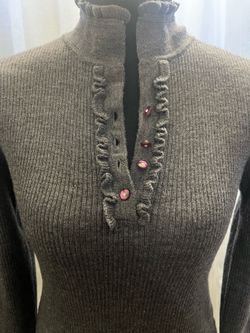 Cute button up grey long sleeve with beautiful purple buttons