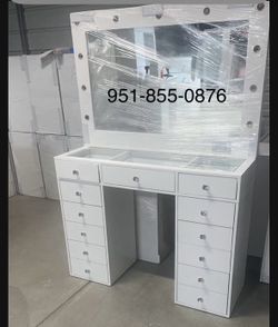  New Makeup Vanity Sets - Free Lightbulbs