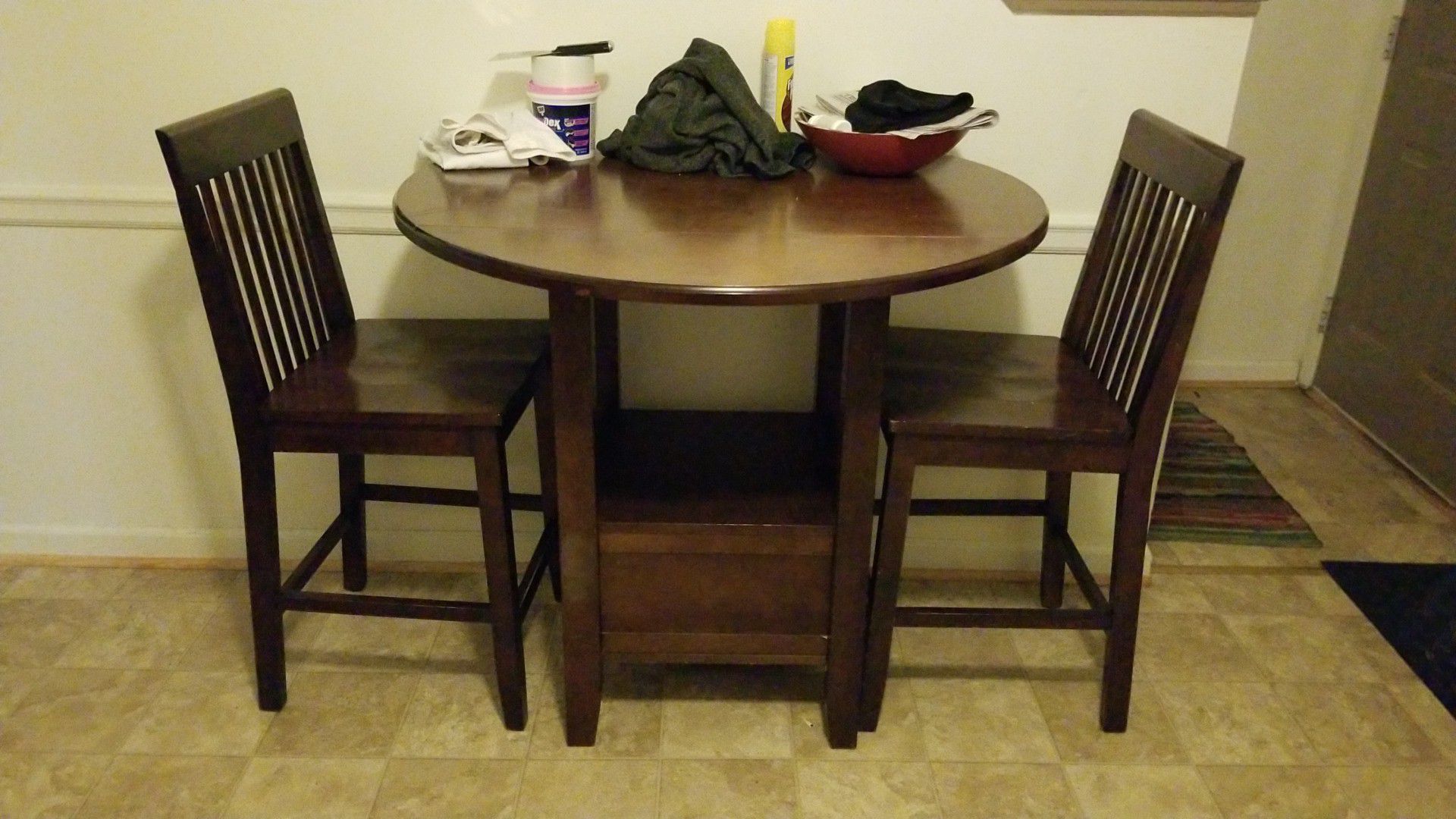 Kitchen table and 2 chair's