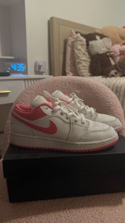 pink, white and orange size 6 Jordans