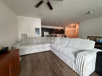 Ashley Furniture Large White Sectional Sofa – Excellent Condition