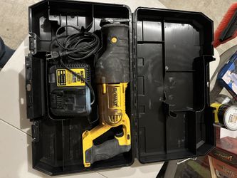 Dewalt Variable Speed Reciprocating Saw With Case & Charging Base