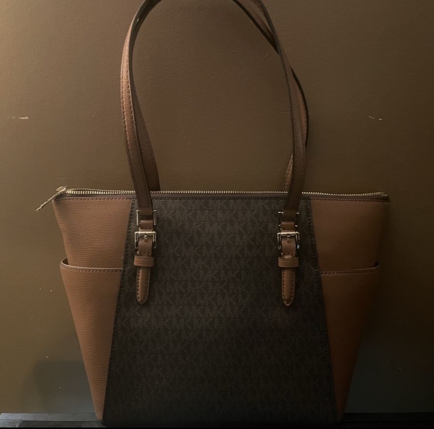 Michael Kors Charlotte Large Tote for Sale in Uppr Chichstr, PA - OfferUp