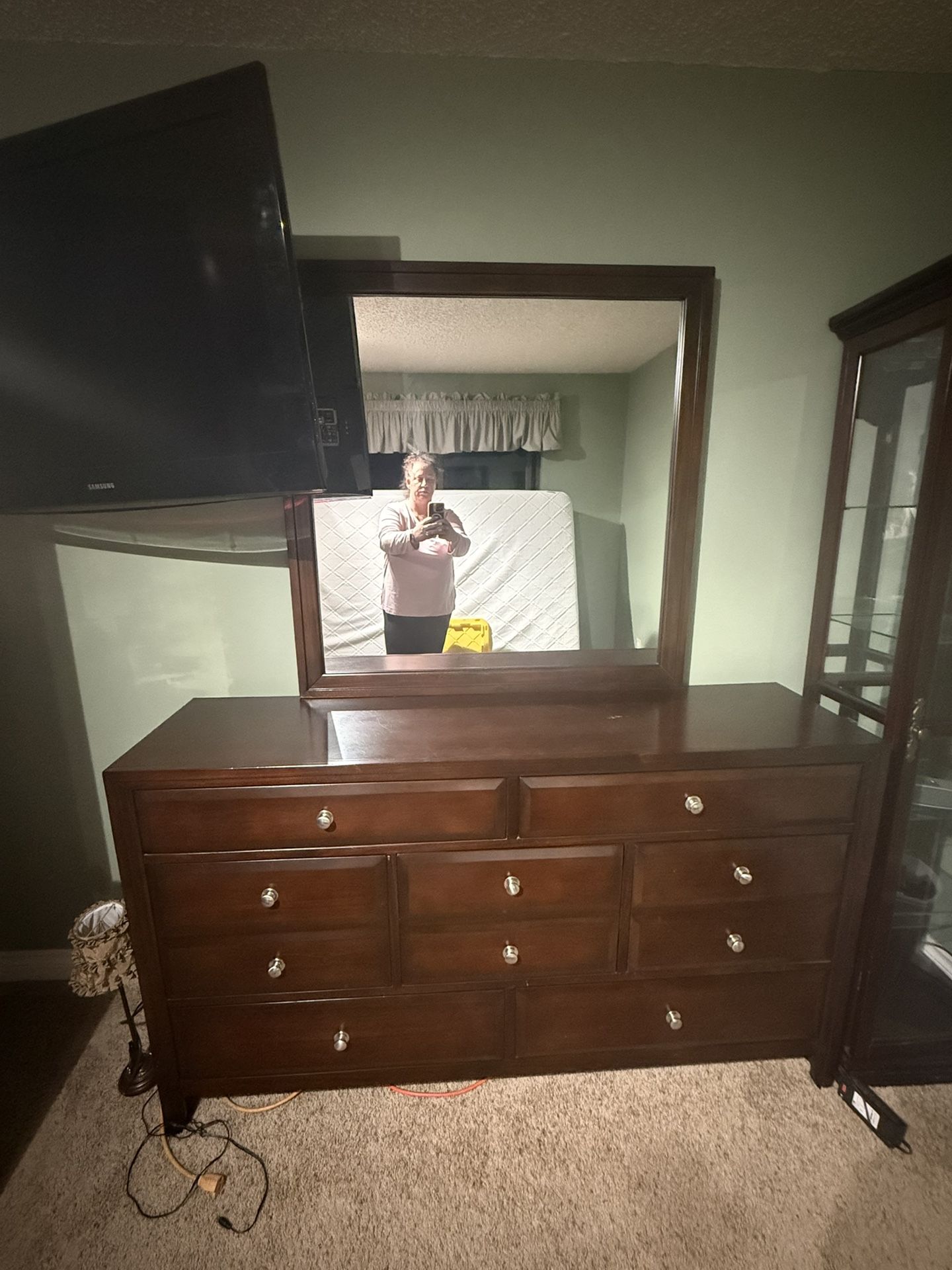 Beautiful 10 Drawer Dresser w/ Mirror