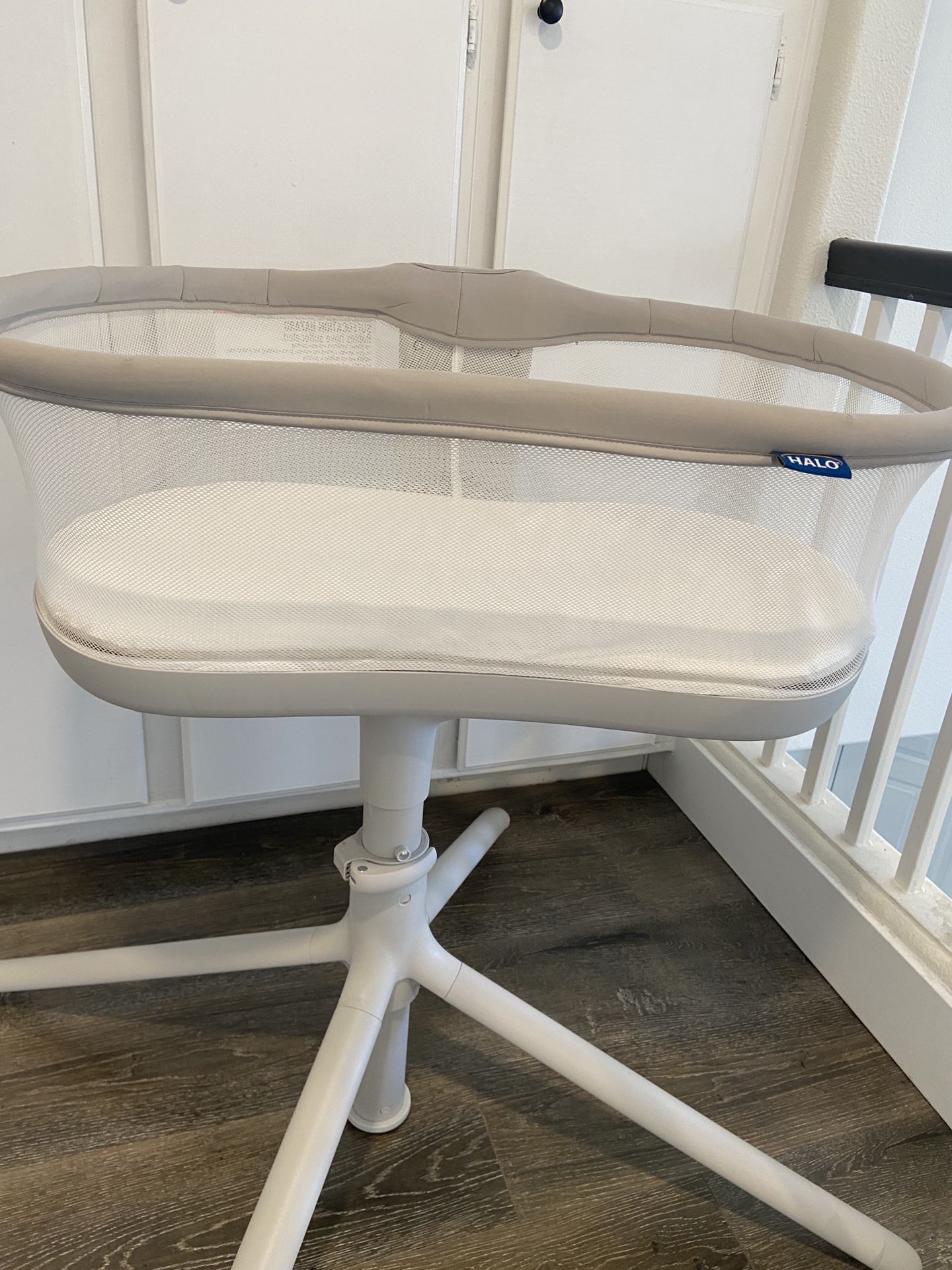 HALO BassiNest Swivel Sleeper 3.0