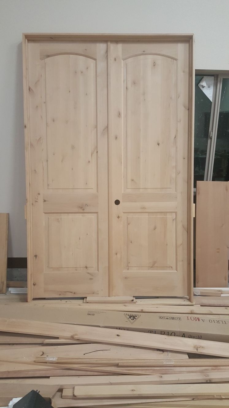 Double door 5' wide, 8' high. Puerta doble. Beautiful knotty alder door