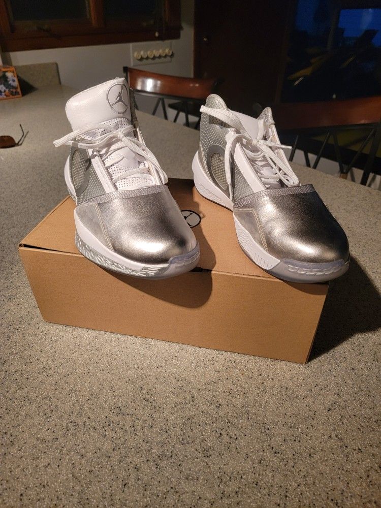 NEW 2010 Jordans Size 11.. #387358-006