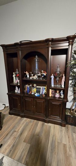 š Solid Wood Display Cabinet w/ Lighting ā Elegant & Spacious šŖµ
$300
