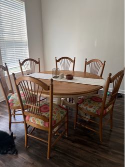 Wood dining table. 6-8 people