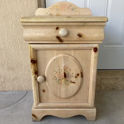 Todo Lo que está en las fotos sábanas,cuadros,bucaros,vasitos para velas platos decorativos Y muchas cosas más 
