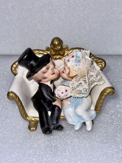 Vintage Lefton Bride & Groom Kissing on Couch Cupid 4645, used condition, no chips or cracks  4.5” Please check out all photos for more details