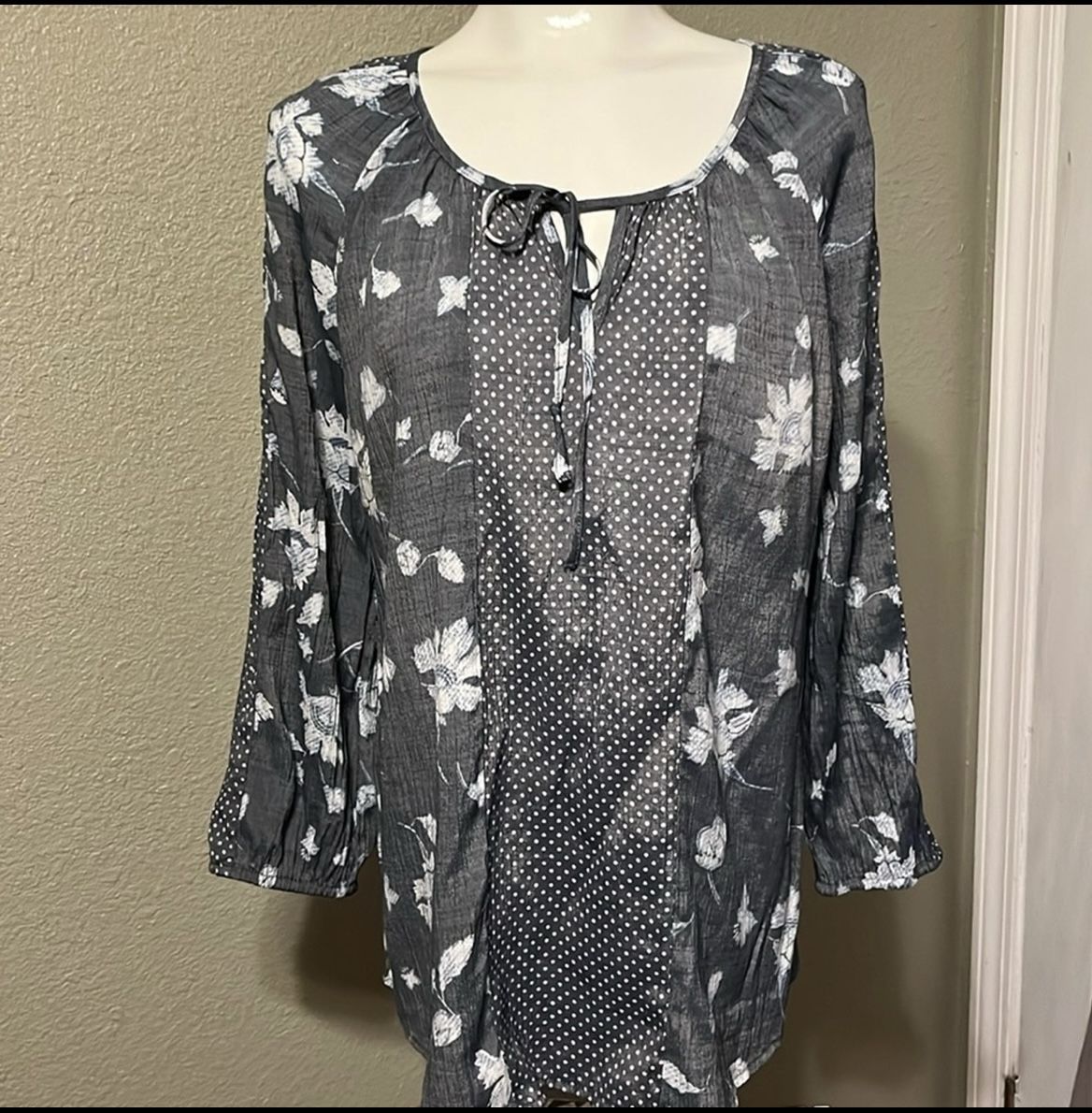 SoundStyle blouse Size Large NWOT