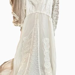 1960 Or 70’s White Lace Wedding Dress With Lace Veil Size A