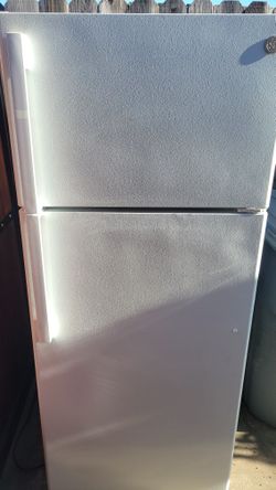 GE 28" REFRIGERATOR WORKS GREAT IN EXCELLENT CONDITION CAN DELIVER ANYWHERE 