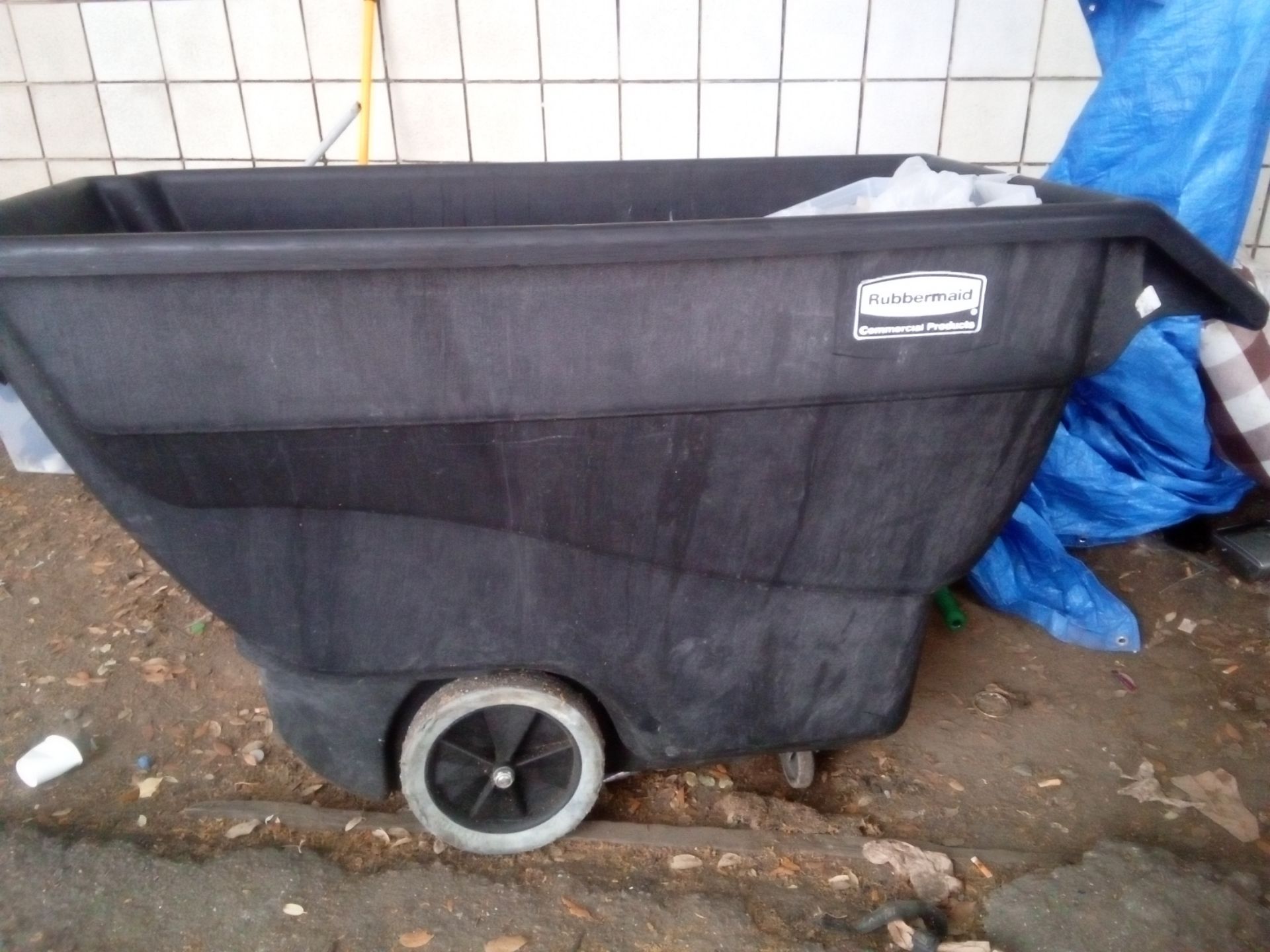 Rubbermaid commercial cart