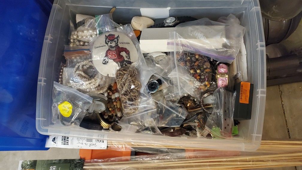 2 family yardSale 6-22 Sat 7 to 11 in Apex. Jewlery, New Clothes, Bed, Collectab