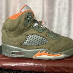 Air Jordan 5s Size 10m.  100$ Obo