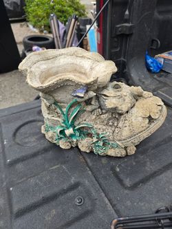 Resin Frog and Boot Pot/Garden Decor