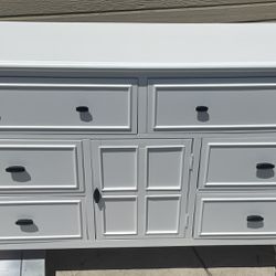 6 Drawer Dresser With Center Cabinet 