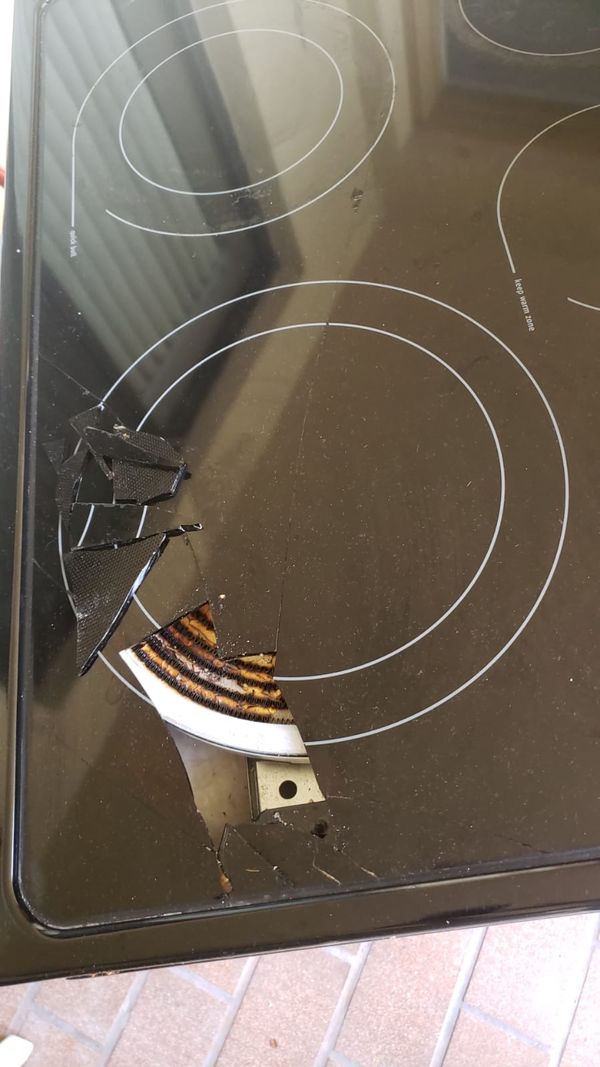 Frigidaire Stove (stovetop cracked/broken) funciona bien for Sale in