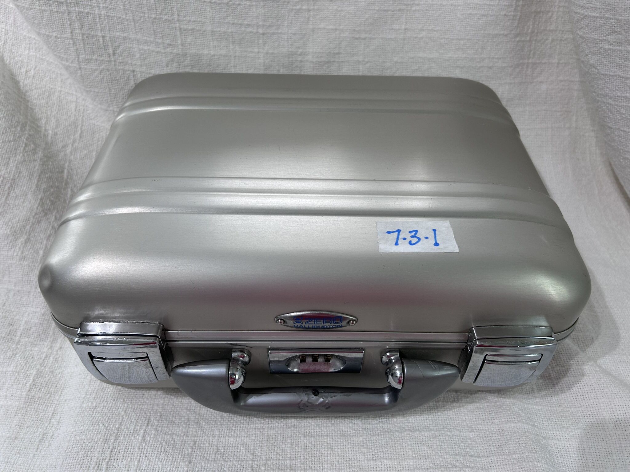 ZERO HALLIBURTON HANDLED ALUMINUM CAMERA CASE