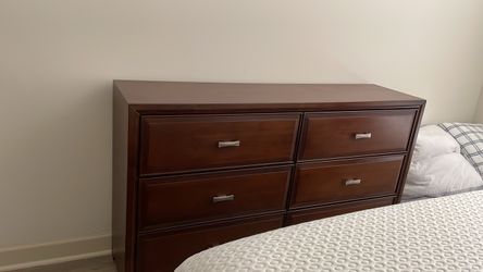 Expat leaving like new bedroom set