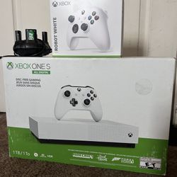 XBOX ONE S BUNDLE : Console + Wall Mount + Controller + Batteries 