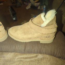 Girls Ugg Boots Size 6