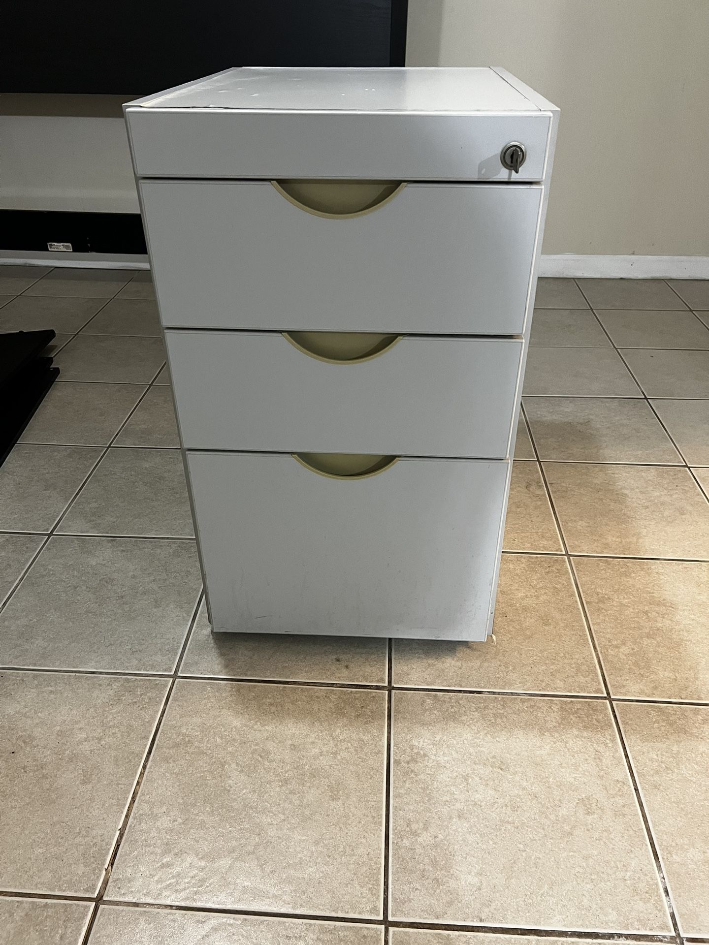 3 drawer filing cabinet with lock