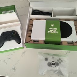 XBOX SERIES S ( WITH 2 CONTROLLERS)