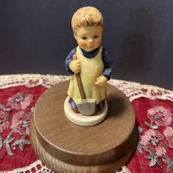 Garden Treasures Hummel Statue