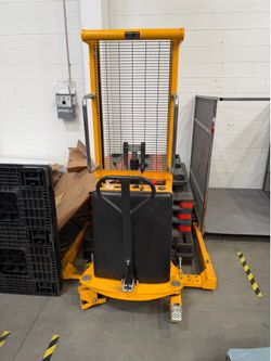 2 Electric pallet stackers