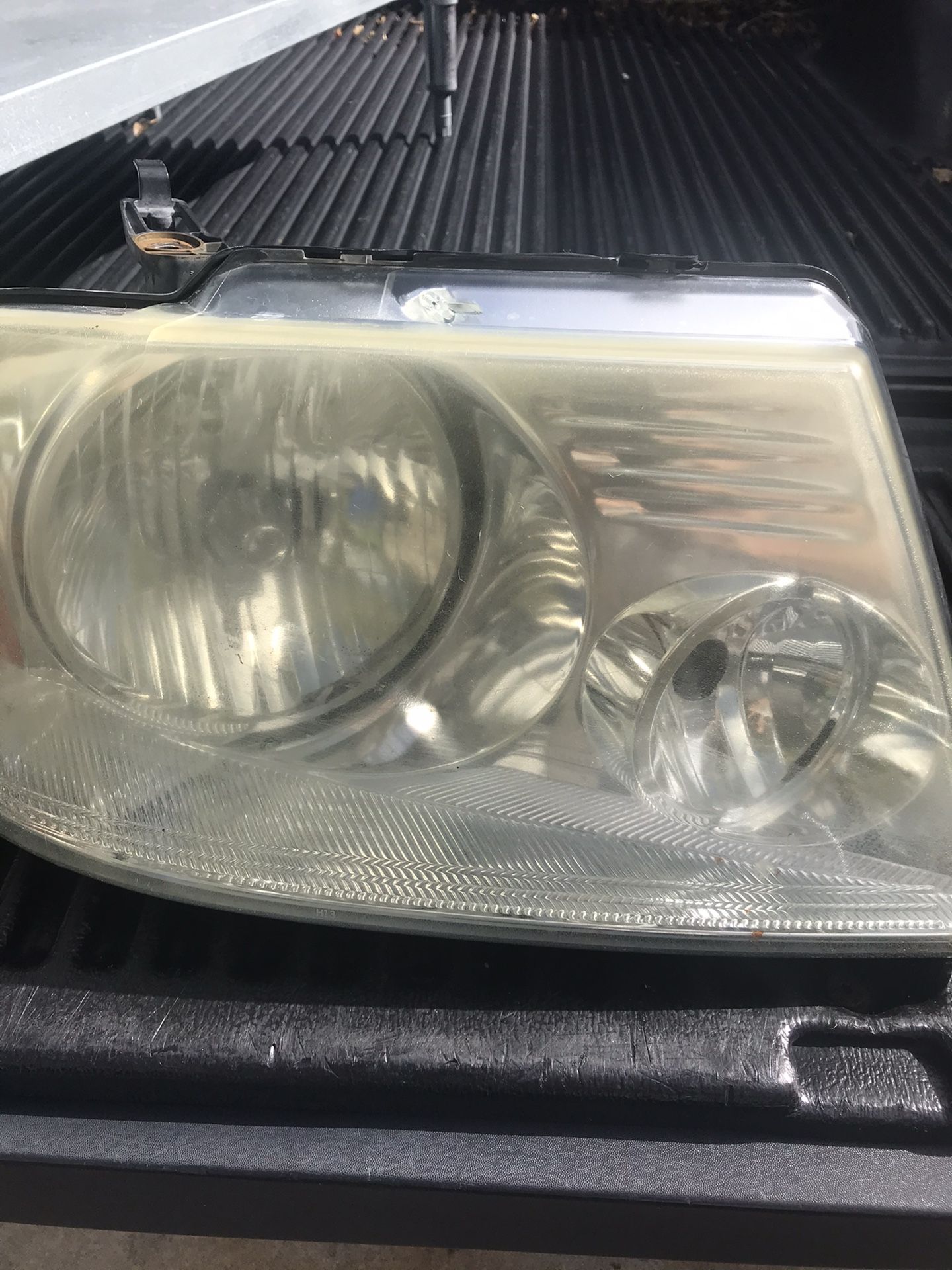 2004-2009 F150 headlight used passenger side