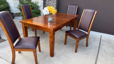 Beautiful Dining Set. Table with 4 matching chairs. Used! Sturdy and heavy.