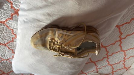 Woman tennis shoes