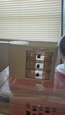 Makeup organizer with pop up makeup brush holder