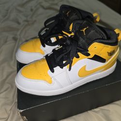 Kid's Nike Air Jordan 1 Mid sneakers in the "University Gold"