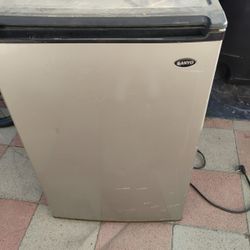 Sanyo Mini Fridge 