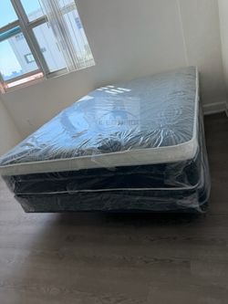 Queen mattress pillow top set with box spring (2pc - new)