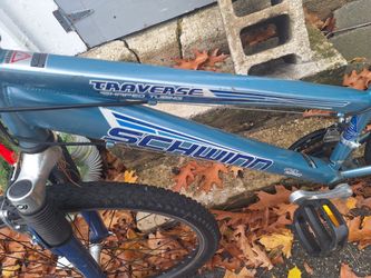 SCHWINN WOMENS MOUNTAIN BIKE. 