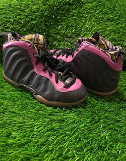 Kid shoes Nike size 1y used no box