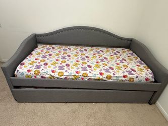 Day bed with trundle - excellent condition, one twin mattress free