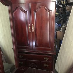 Cherrywood Queen Bedroom Set Includes Two Small Night Stands