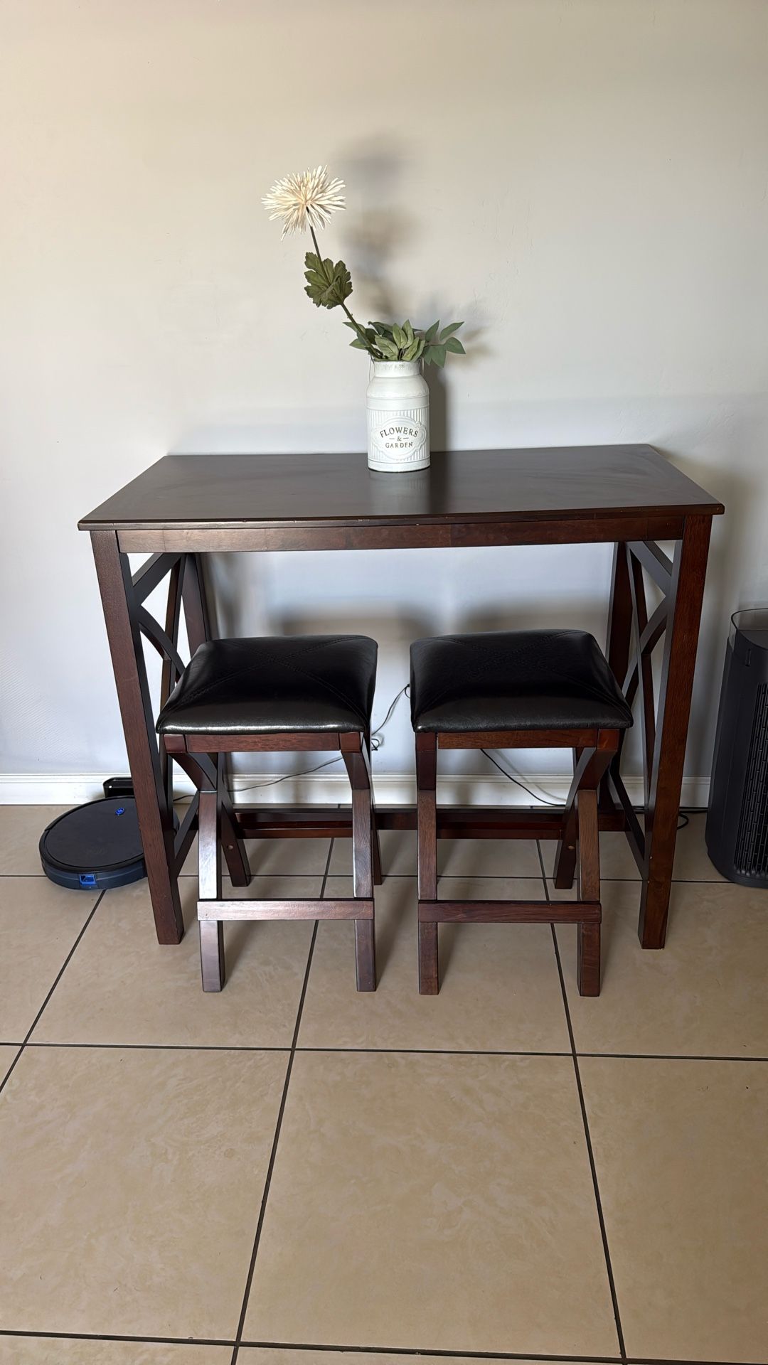 Table With Bar Stools 